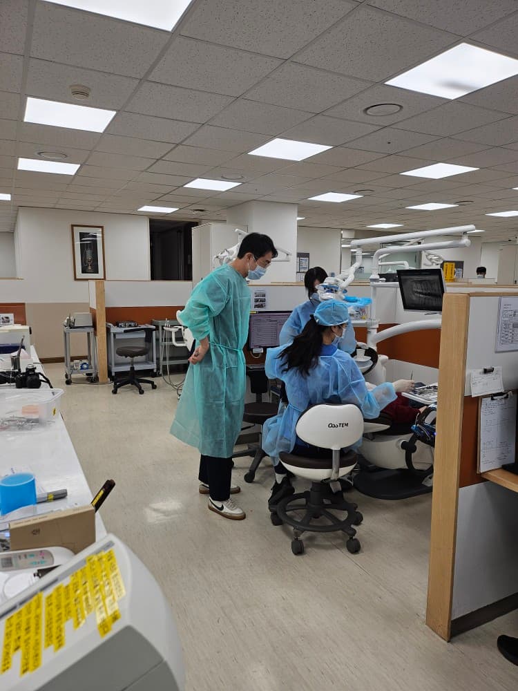 Dr. Kim Jinhyung talabalarni o'qitmoqda