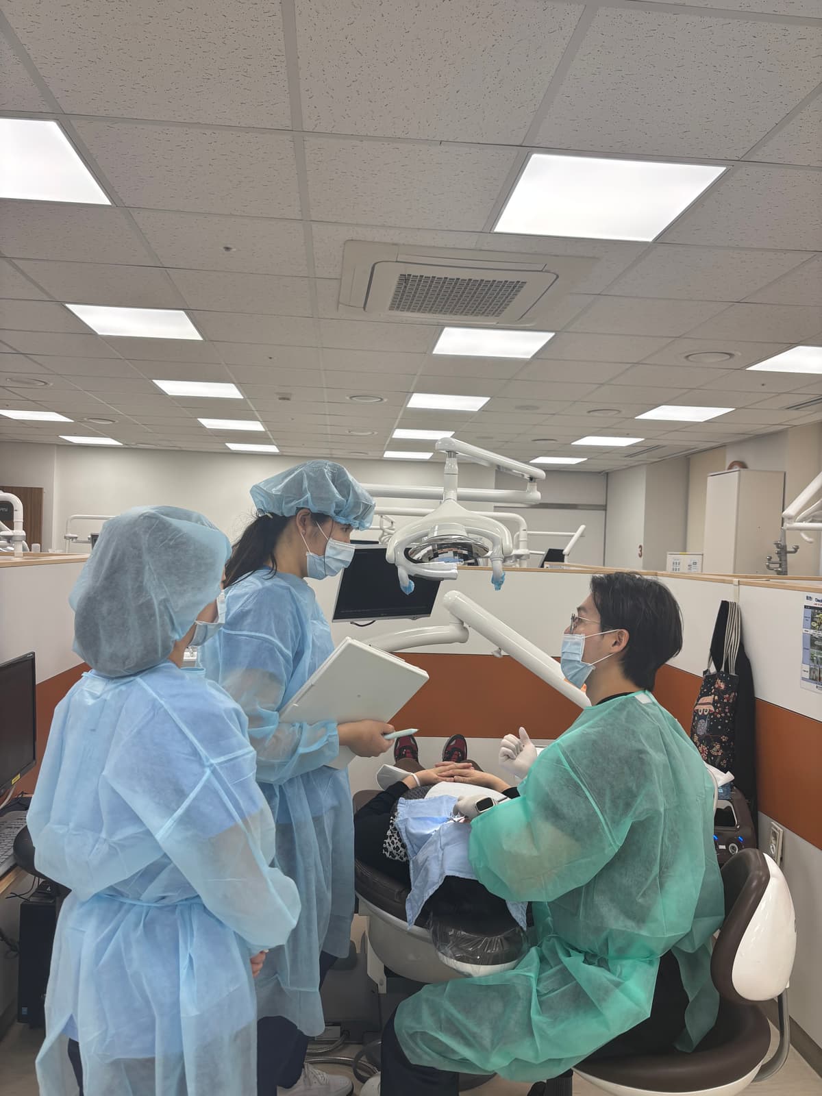 Dr. Kim Yuseong talabalarni o'qitmoqda